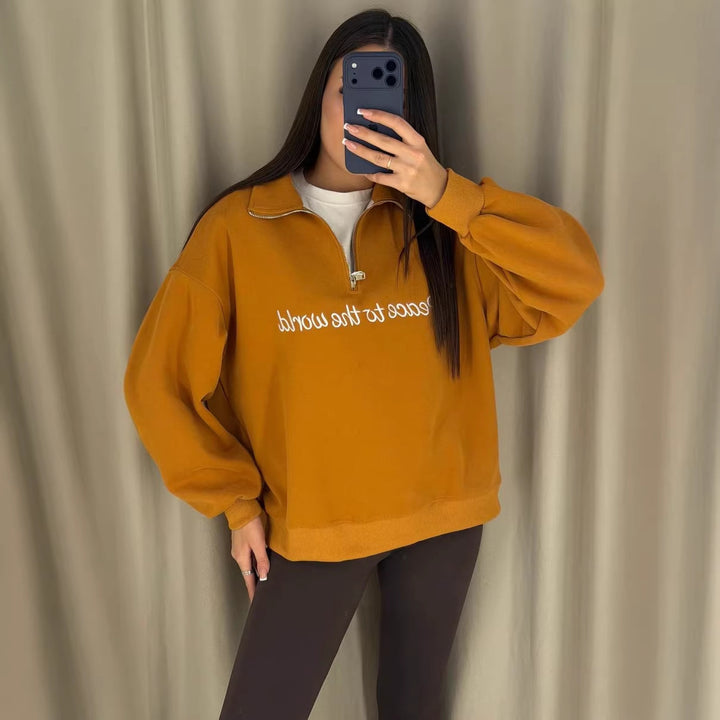 Damens avslappnade sweatshirt med hög krage och inspirerande text Mirla-Eva Jonsson