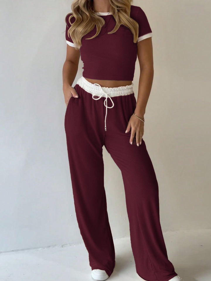 Damens avslappnade tvådelade fritidsset med cropped T-shirt och vida byxor Mirla-Eva Jonsson