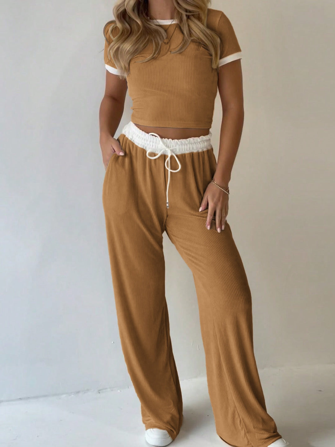 Damens avslappnade tvådelade fritidsset med cropped T-shirt och vida byxor Mirla-Eva Jonsson