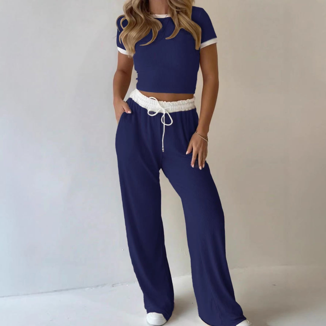 Damens avslappnade tvådelade fritidsset med cropped T-shirt och vida byxor Mirla-Eva Jonsson