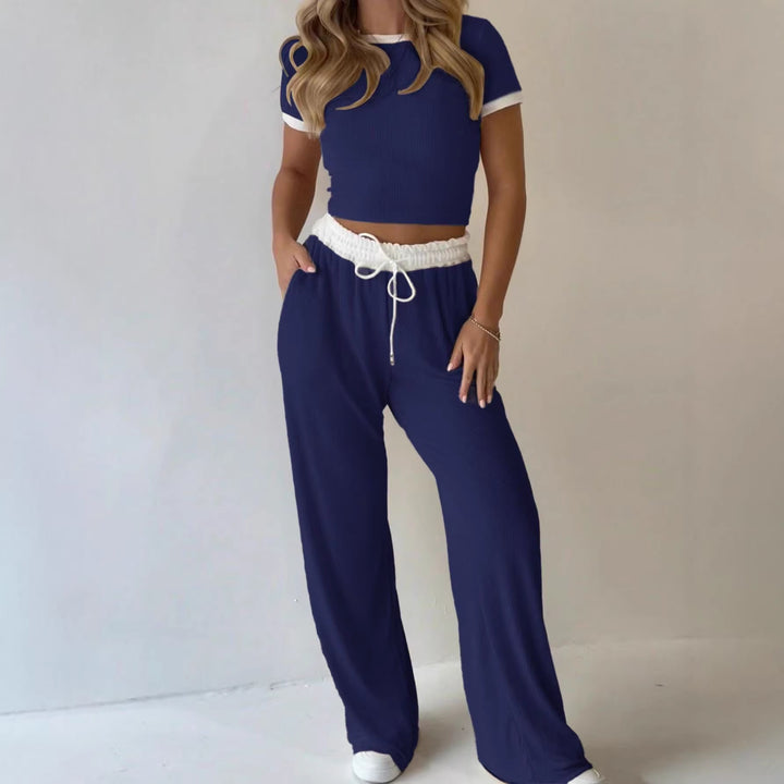 Damens avslappnade tvådelade fritidsset med cropped T-shirt och vida byxor Mirla-Eva Jonsson