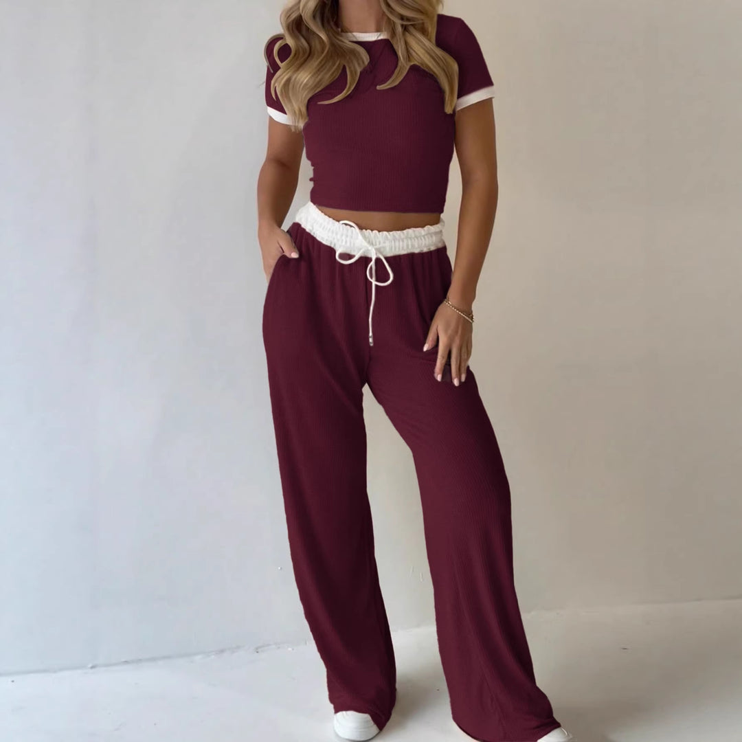 Damens avslappnade tvådelade fritidsset med cropped T-shirt och vida byxor Mirla-Eva Jonsson