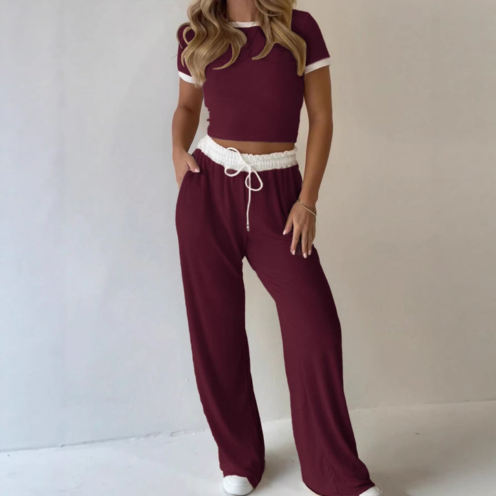 Damens avslappnade tvådelade fritidsset med cropped T-shirt och vida byxor Mirla-Eva Jonsson