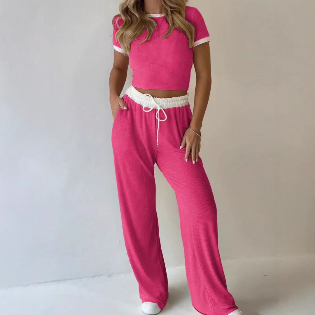 Damens avslappnade tvådelade fritidsset med cropped T-shirt och vida byxor Mirla-Eva Jonsson