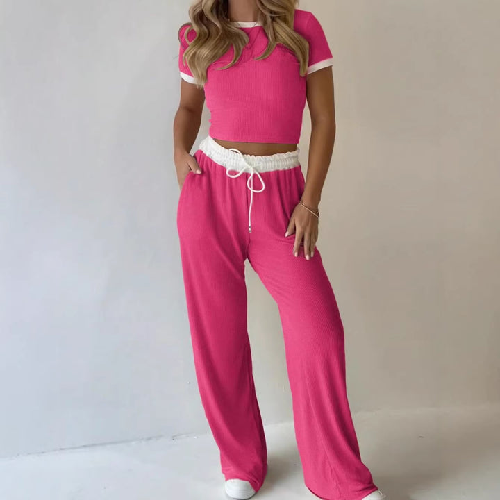 Damens avslappnade tvådelade fritidsset med cropped T-shirt och vida byxor Mirla-Eva Jonsson