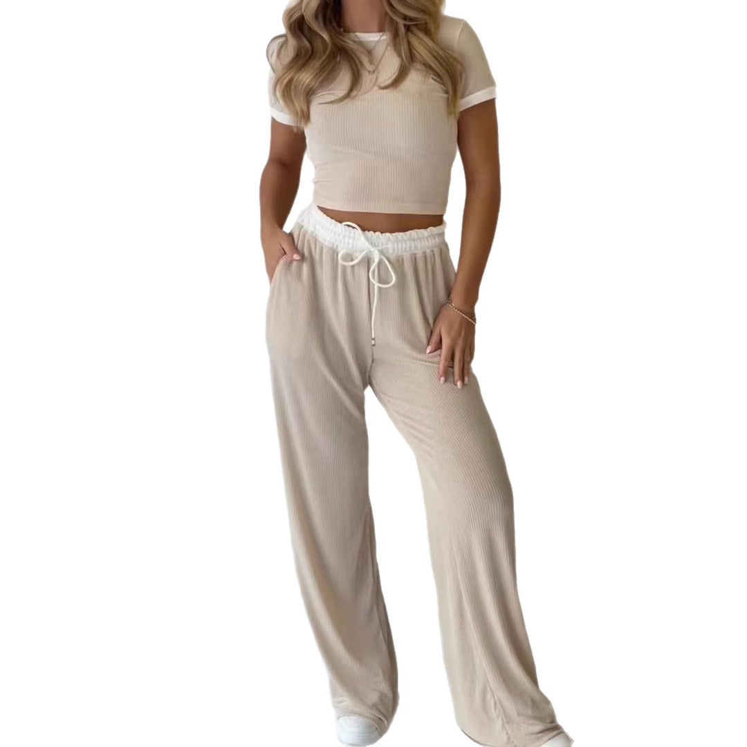 Damens avslappnade tvådelade fritidsset med cropped T-shirt och vida byxor Mirla-Eva Jonsson
