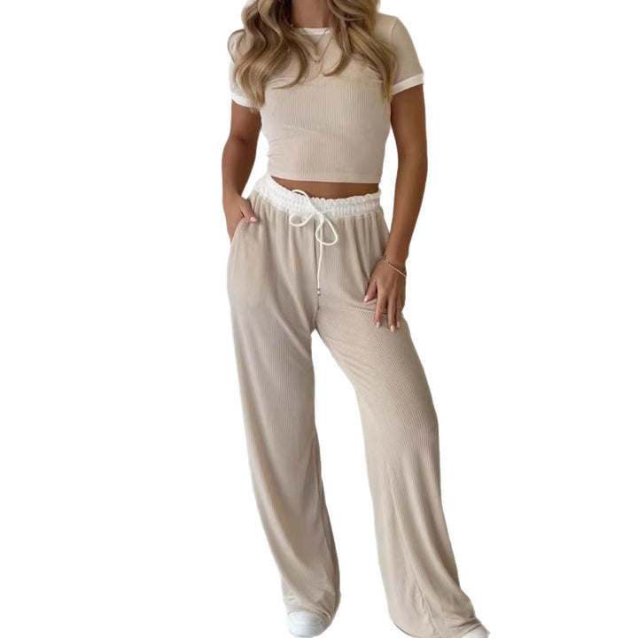 Damens avslappnade tvådelade fritidsset med cropped T-shirt och vida byxor Mirla-Eva Jonsson
