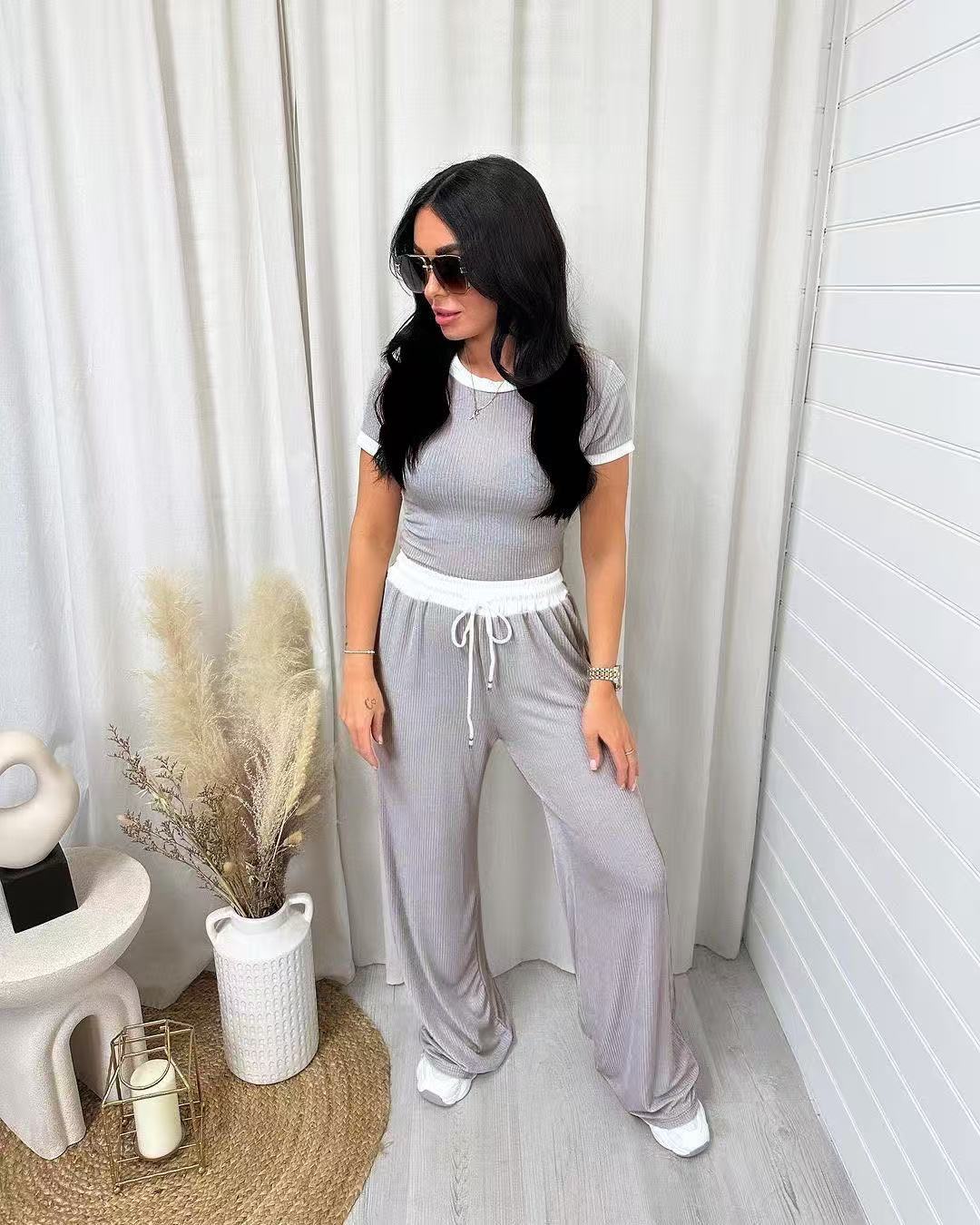 Damens avslappnade tvådelade fritidsset med cropped T-shirt och vida byxor Mirla-Eva Jonsson