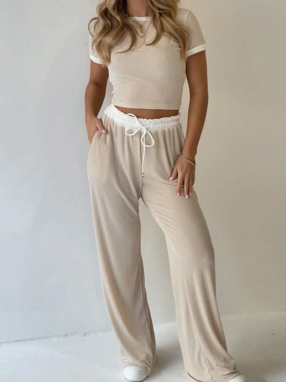 Damens avslappnade tvådelade fritidsset med cropped T-shirt och vida byxor Mirla-Eva Jonsson
