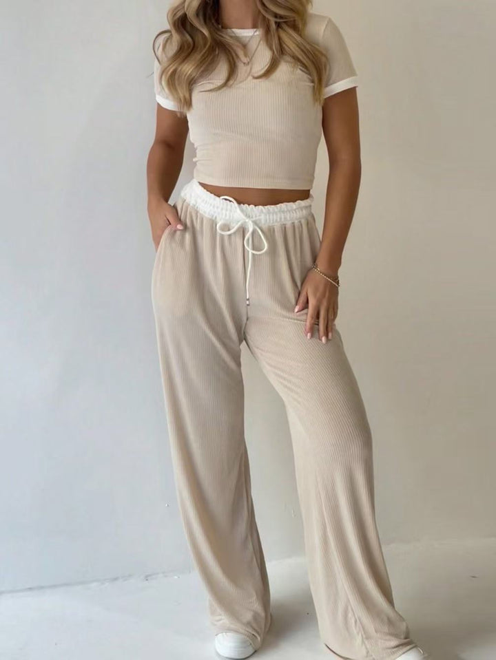 Damens avslappnade tvådelade fritidsset med cropped T-shirt och vida byxor Mirla-Eva Jonsson