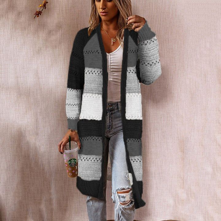 Damens cardigan med unik färgblockdesign och fina virkade mönster Mirla-Eva Jonsson