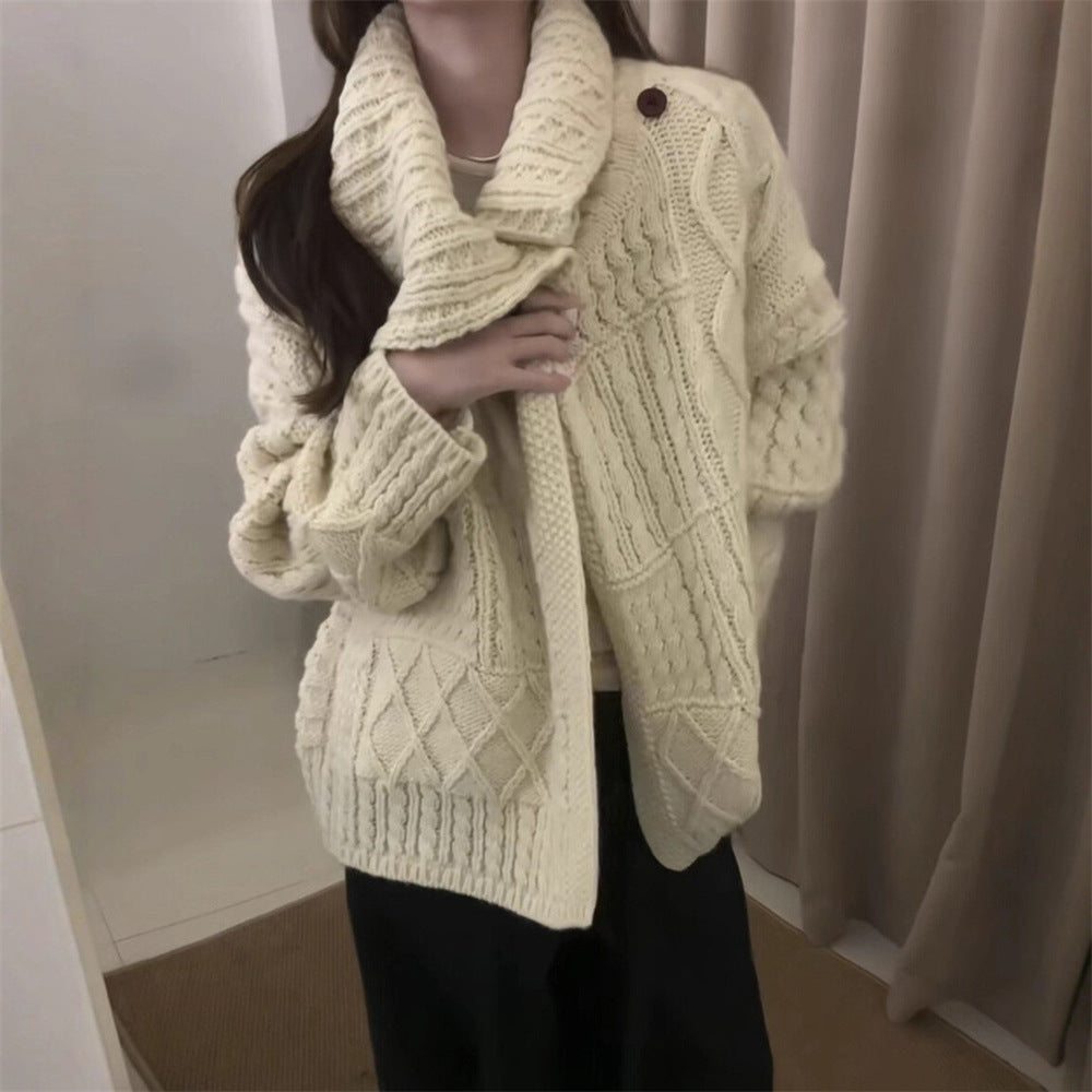 Damens chunky stickad cardigan med upphöjd krage och unika kabelmönster Mirla-Eva Jonsson