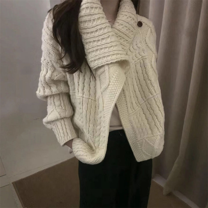 Damens chunky stickad cardigan med upphöjd krage och unika kabelmönster Mirla-Eva Jonsson