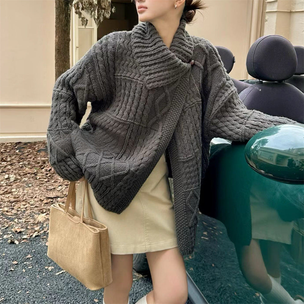 Damens chunky stickad cardigan med upphöjd krage och unika kabelmönster Mirla-Eva Jonsson