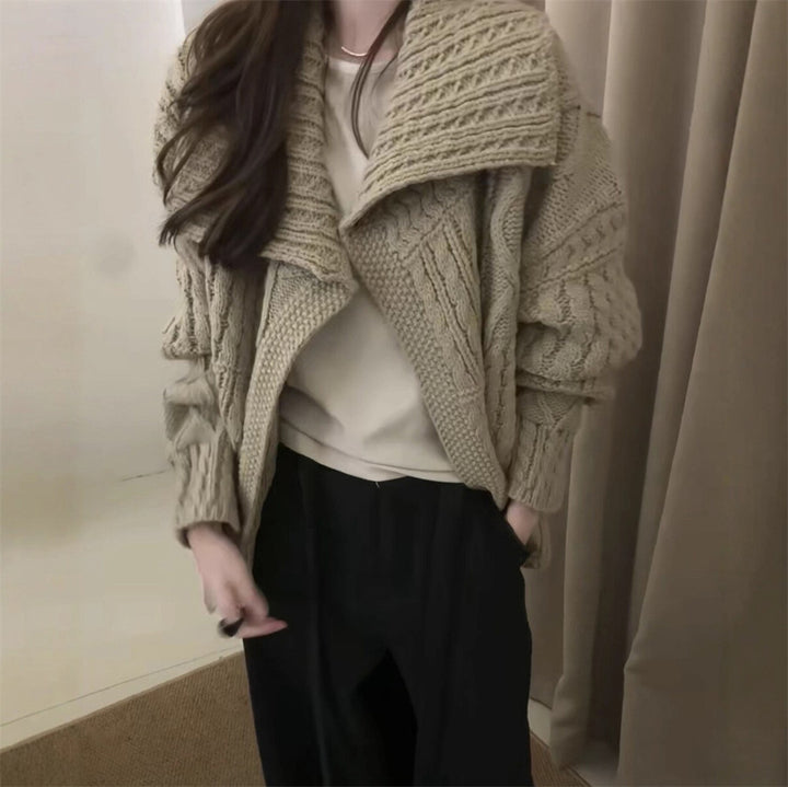 Damens chunky stickad cardigan med upphöjd krage och unika kabelmönster Mirla-Eva Jonsson