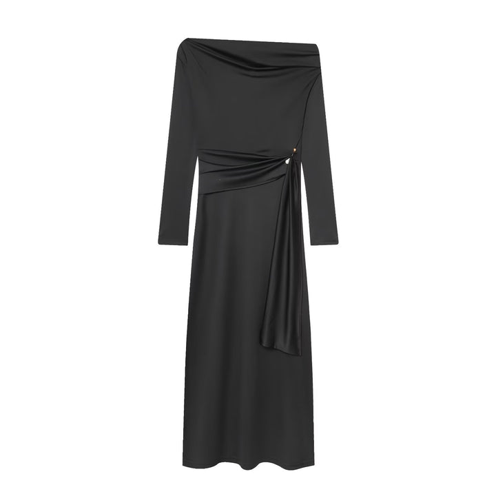 Damens elegant maxikjole med asymmetrisk udskæring og dekorativ drapering Mirla-Eva Jonsson
