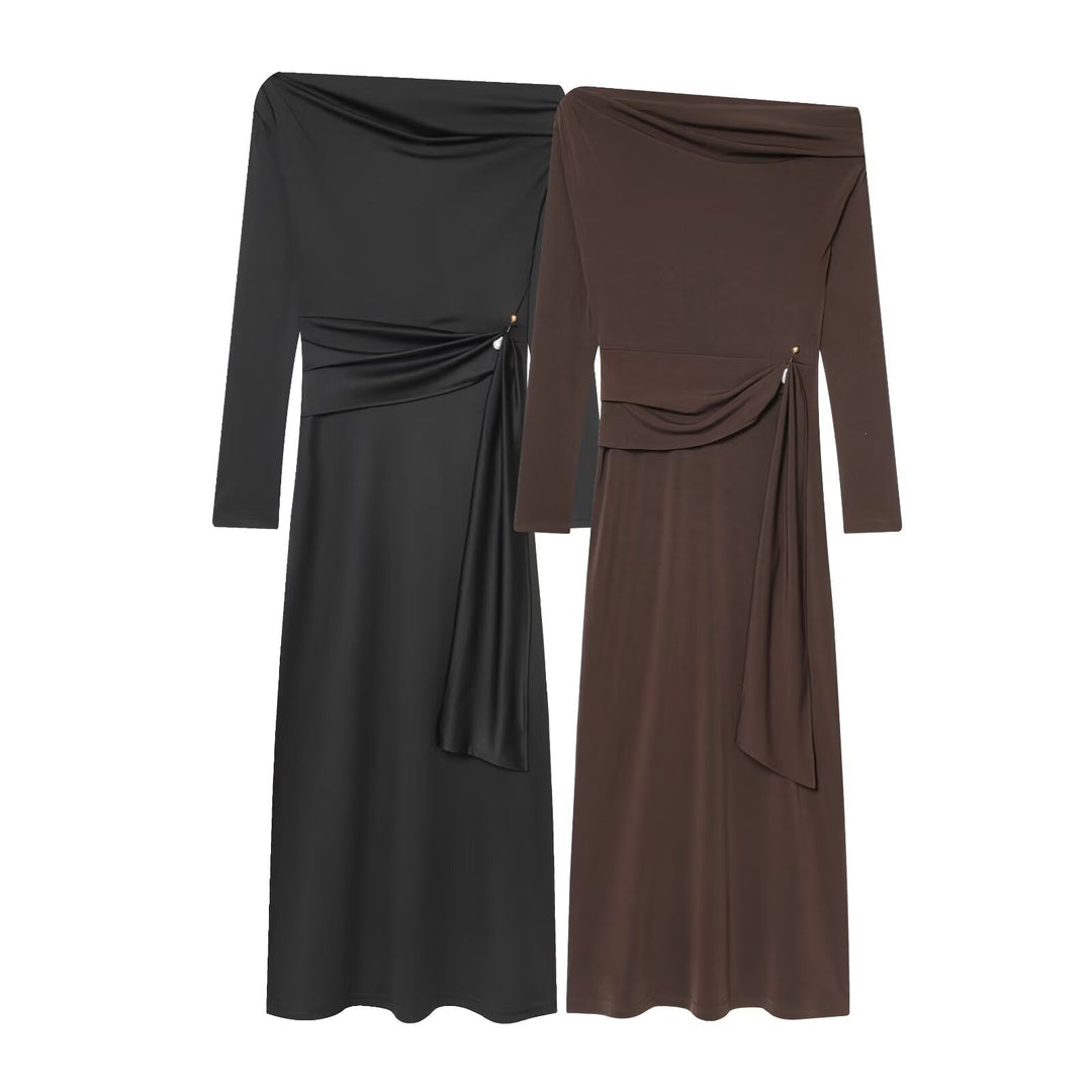 Damens elegant maxikjole med asymmetrisk udskæring og dekorativ drapering Mirla-Eva Jonsson