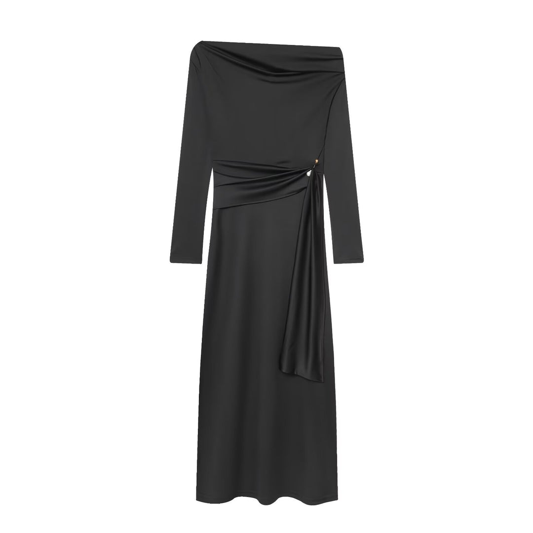 Damens elegant maxikjole med asymmetrisk udskæring og dekorativ drapering Mirla-Eva Jonsson