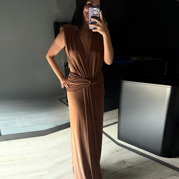 Damens elegant maxiklänning med djupt V-hals och draperad midja Mirla-Eva Jonsson