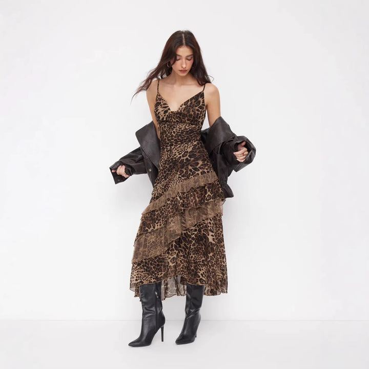 Damens elegant midikjol med asymmetrisk volang och djurmönster Mirla-Eva Jonsson