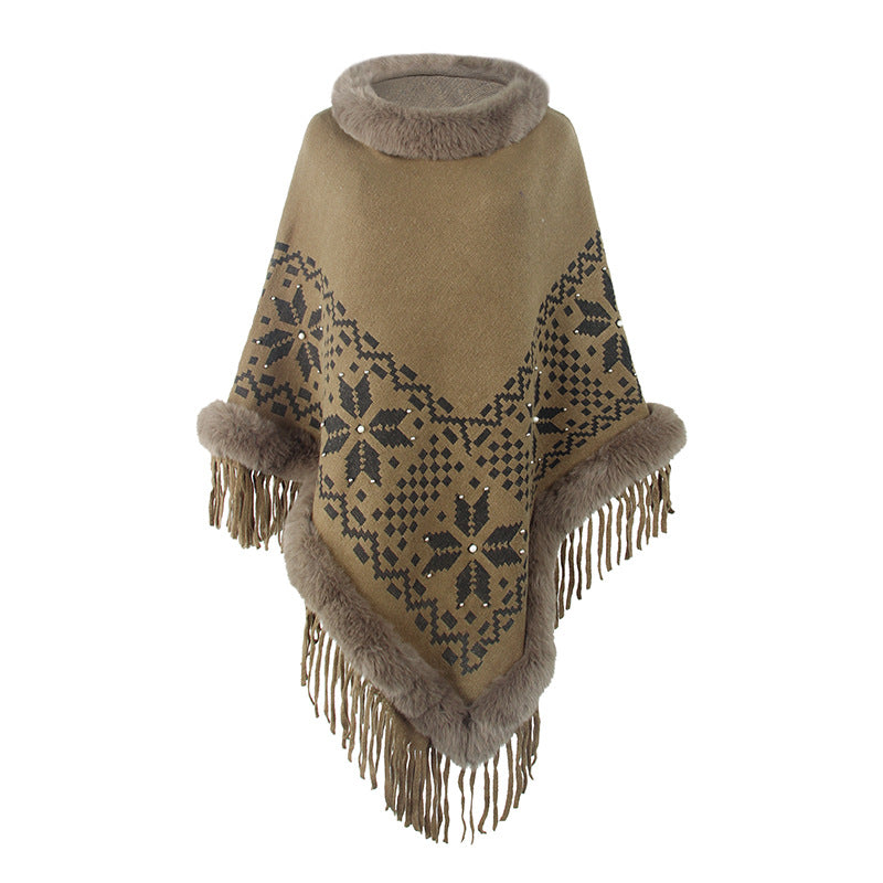 Damens elegant poncho med dekorativt fransdesign och konstpälsdetaljer Mirla-Eva Jonsson