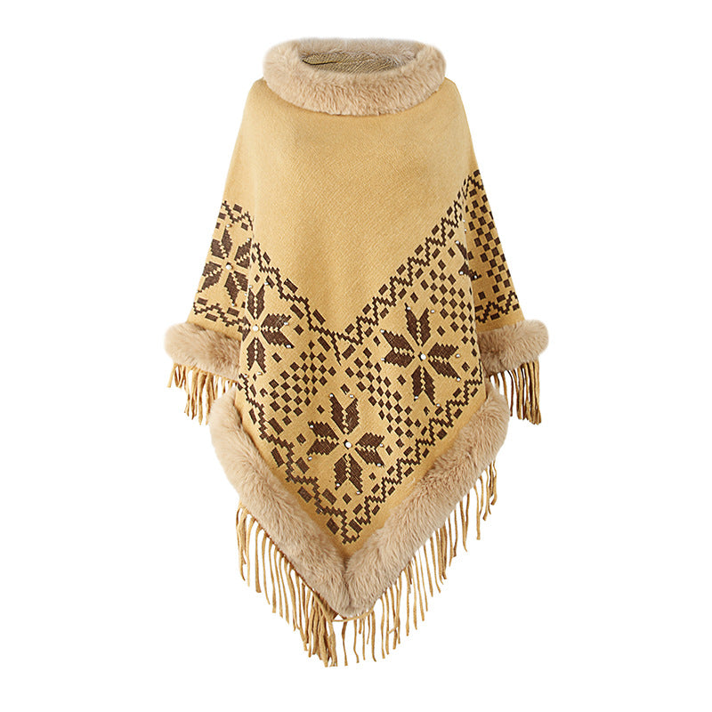 Damens elegant poncho med dekorativt fransdesign och konstpälsdetaljer Mirla-Eva Jonsson