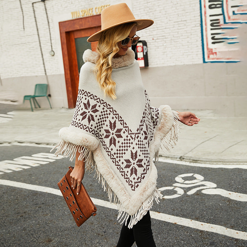 Damens elegant poncho med dekorativt fransdesign och konstpälsdetaljer Mirla-Eva Jonsson