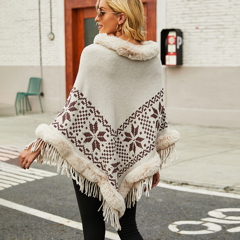 Damens elegant poncho med dekorativt fransdesign och konstpälsdetaljer Mirla-Eva Jonsson