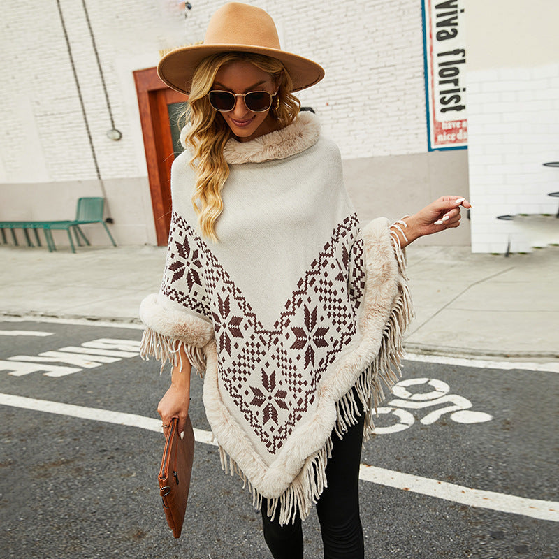 Damens elegant poncho med dekorativt fransdesign och konstpälsdetaljer Mirla-Eva Jonsson