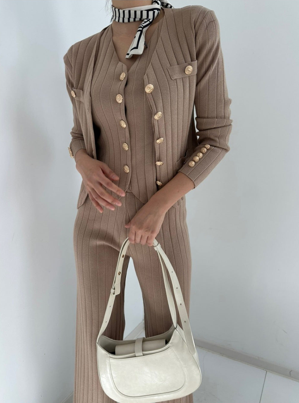 Damens elegant stickad ensemble med knappdetaljering Eva Jonsson-Eva Jonsson