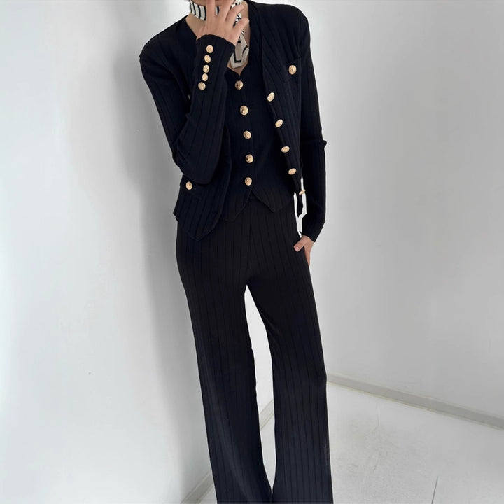 Damens elegant stickad ensemble med knappdetaljering Eva Jonsson-Eva Jonsson