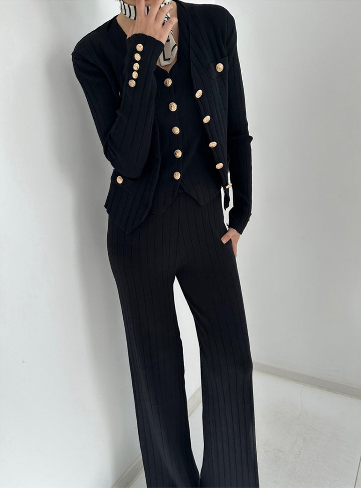 Damens elegant stickad ensemble med knappdetaljering Eva Jonsson-Eva Jonsson