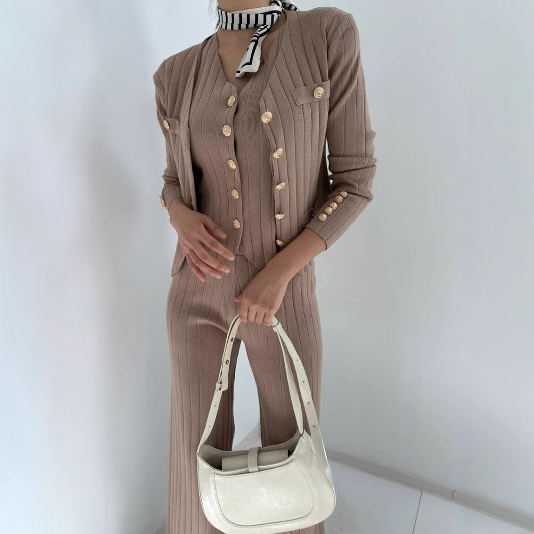 Damens elegant stickad ensemble med knappdetaljering Eva Jonsson-Eva Jonsson