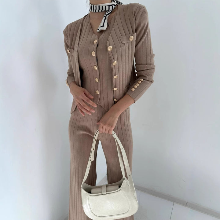 Damens elegant stickad ensemble med knappdetaljering Eva Jonsson-Eva Jonsson