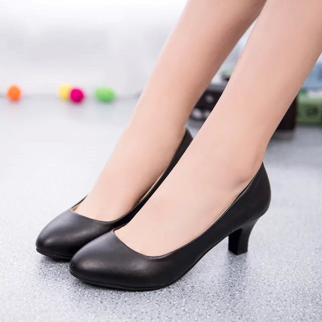 Damens eleganta pumps med bekväm blockhäl och stilren design Mirla-Eva Jonsson