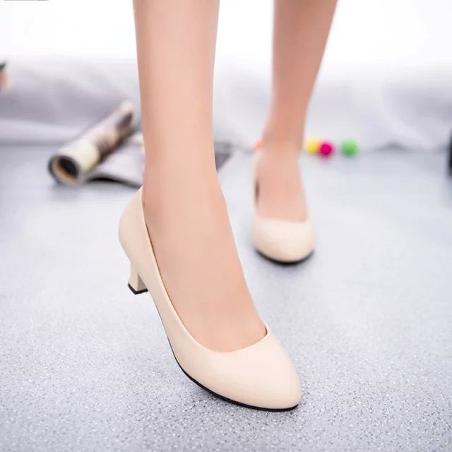 Damens eleganta pumps med bekväm blockhäl och stilren design Mirla-Eva Jonsson