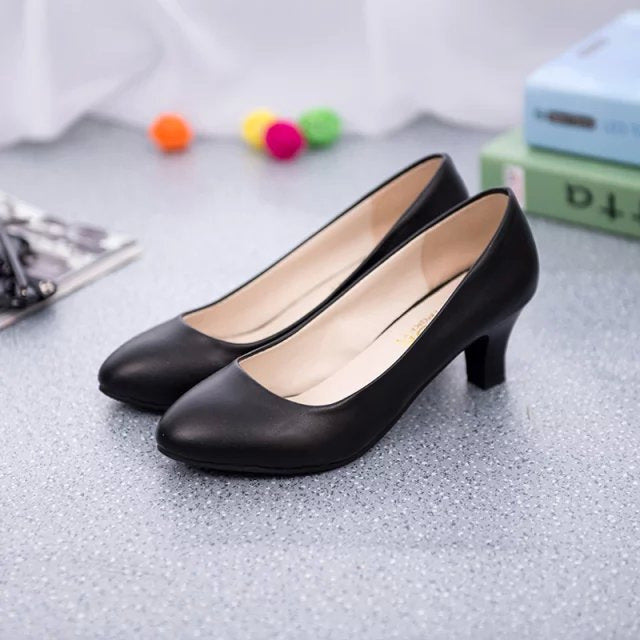 Damens eleganta pumps med bekväm blockhäl och stilren design Mirla-Eva Jonsson