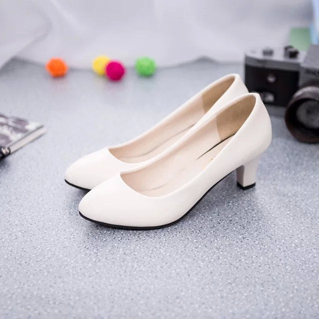 Damens eleganta pumps med bekväm blockhäl och stilren design Mirla-Eva Jonsson