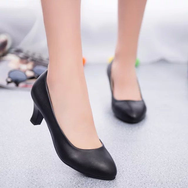 Damens eleganta pumps med bekväm blockhäl och stilren design Mirla-Eva Jonsson