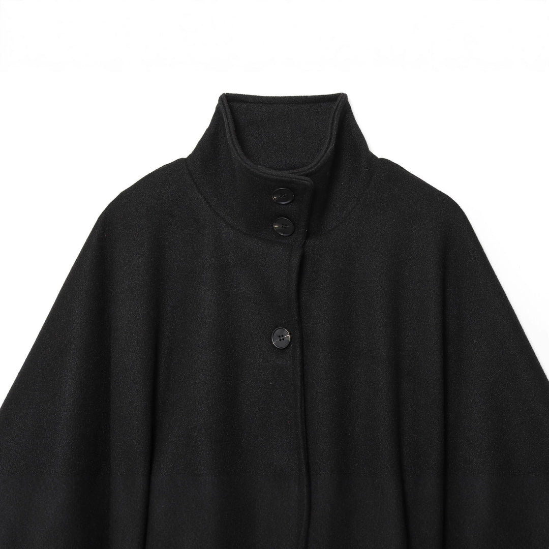 Damens fashionabel capejacka med bälte och hög krage Mirla-Eva Jonsson
