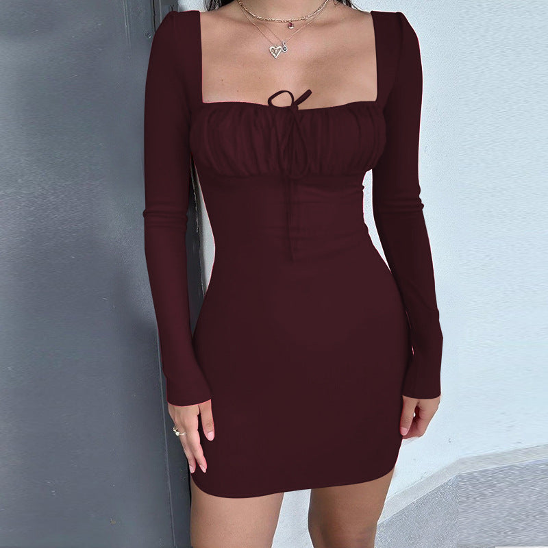 Damens figurbetontes Minikleid mit raffiniertem Ausschnitt und langen Ärmeln Mirla-Eva Jonsson