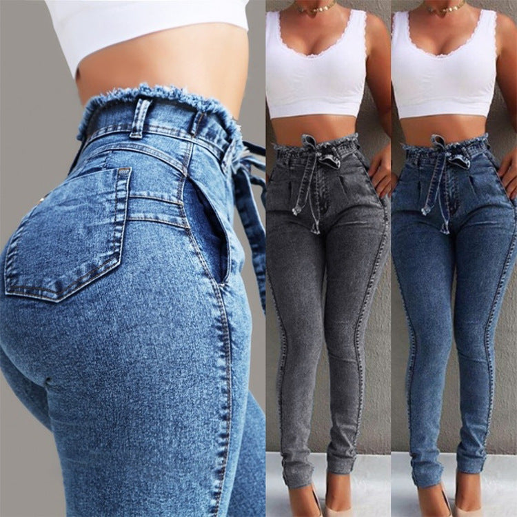 Damens figurschmeckande högmidjade jeans med praktiska fickor och justerbar dragsko Mirla-Eva Jonsson