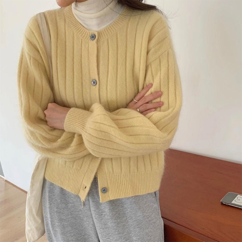 Damens finstickade cardigan med eleganta knappdetaljer och mjukt material Mirla-Eva Jonsson