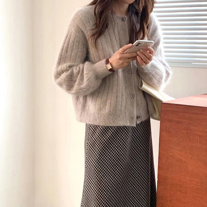 Damens finstickade cardigan med eleganta knappdetaljer och mjukt material Mirla-Eva Jonsson