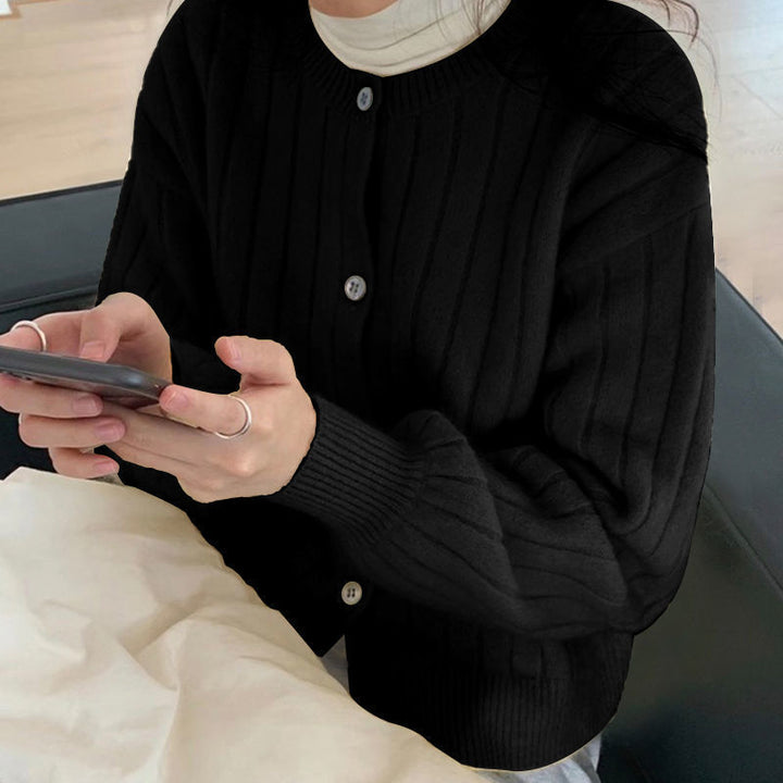 Damens finstickade cardigan med eleganta knappdetaljer och mjukt material Mirla-Eva Jonsson