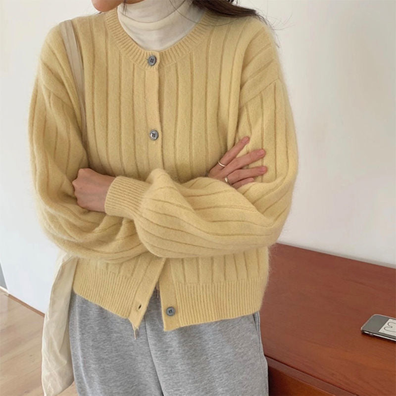 Damens finstickade cardigan med eleganta knappdetaljer och mjukt material Mirla-Eva Jonsson