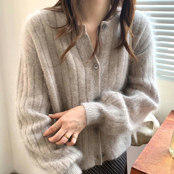 Damens finstickade cardigan med eleganta knappdetaljer och mjukt material Mirla-Eva Jonsson
