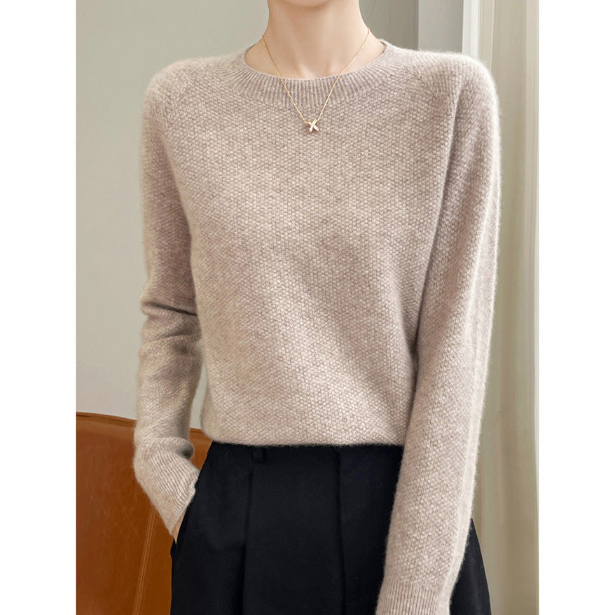 Damens finstickade pullover med en lös passform och elegant rund halsringning Mirla-Eva Jonsson