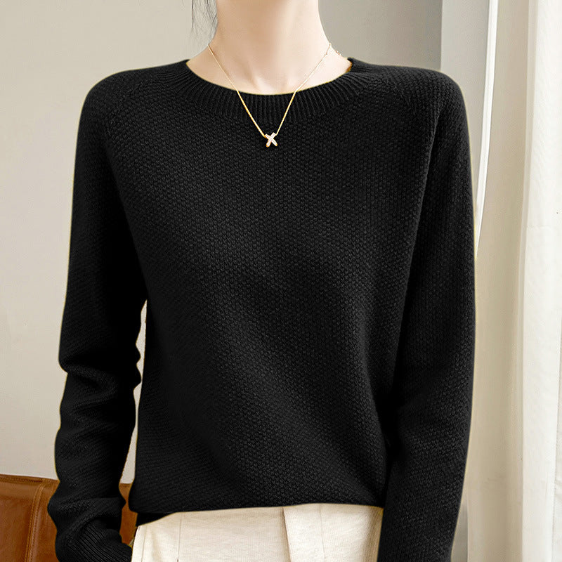 Damens finstickade pullover med en lös passform och elegant rund halsringning Mirla-Eva Jonsson