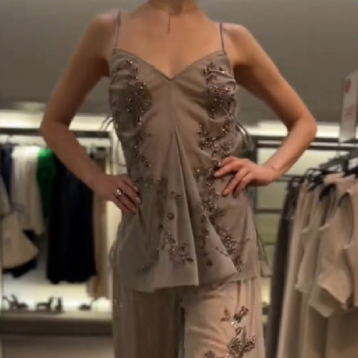 Damens förföriskt spaghetti-bands topp med elegant broderi Mirla-Eva Jonsson